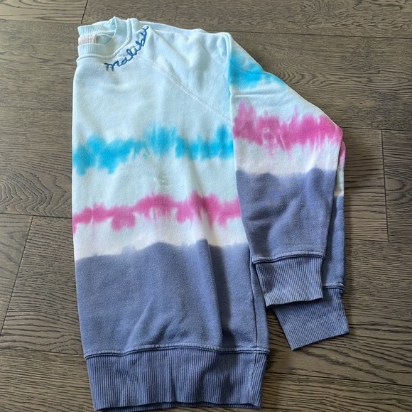 I stole my boyfriends sweatshirt “MALIBU” - Picture 3 of 3